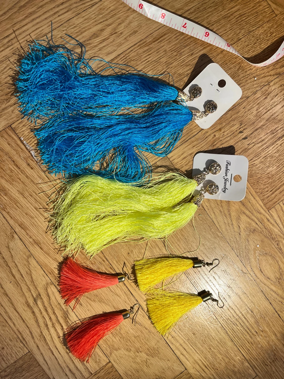 Färgglada tofsörhängen i olika färger - 1