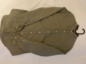 Mörk grön skjorta Polo Ralph Lauren M - Stilren grön skjorta från Polo Ralph Lauren i slim fit-modell. Skjortan är endast använd ett fåtal gånger så skicket är topp. En perfekt present till julafton.