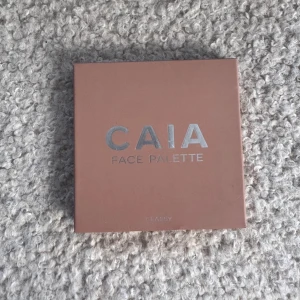 CAIA Face Palette Classy - Snygg face palette från CAIA i färgen Classy. Paletten innehåller contour, bronzer, rouge och highlighter i varma, naturliga nyanser. Kommer i en stilren, beige förpackning med spegel. Perfekt för att skapa en fräsch och glowig look. 