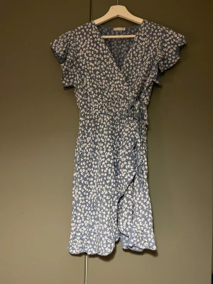 Sommarklänning  - Jättefin sommarklänning tillverkad i Italien! Vet inte storleken men passar XS och S skulle jag säga💓