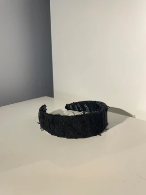 Diadem 💙 - Svart diadem av återvunna jeans med remsor, med silke inuti!💙 Diademet är ca 12 cm diameter🌟