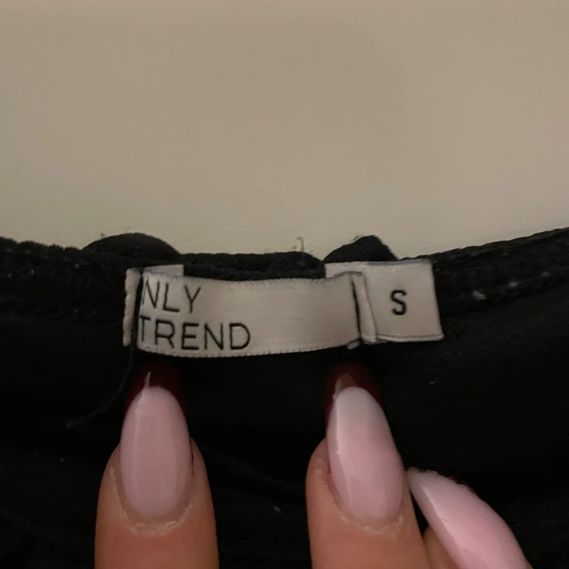 Svart offshoulder topp med volang - 1