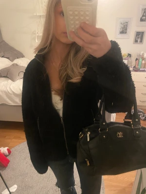 Svart teddyjacka  - Mysig  svart teddyjacka ☺️☺️💗💗inga defekter, bara att höra av sig vid frågor 🍁 