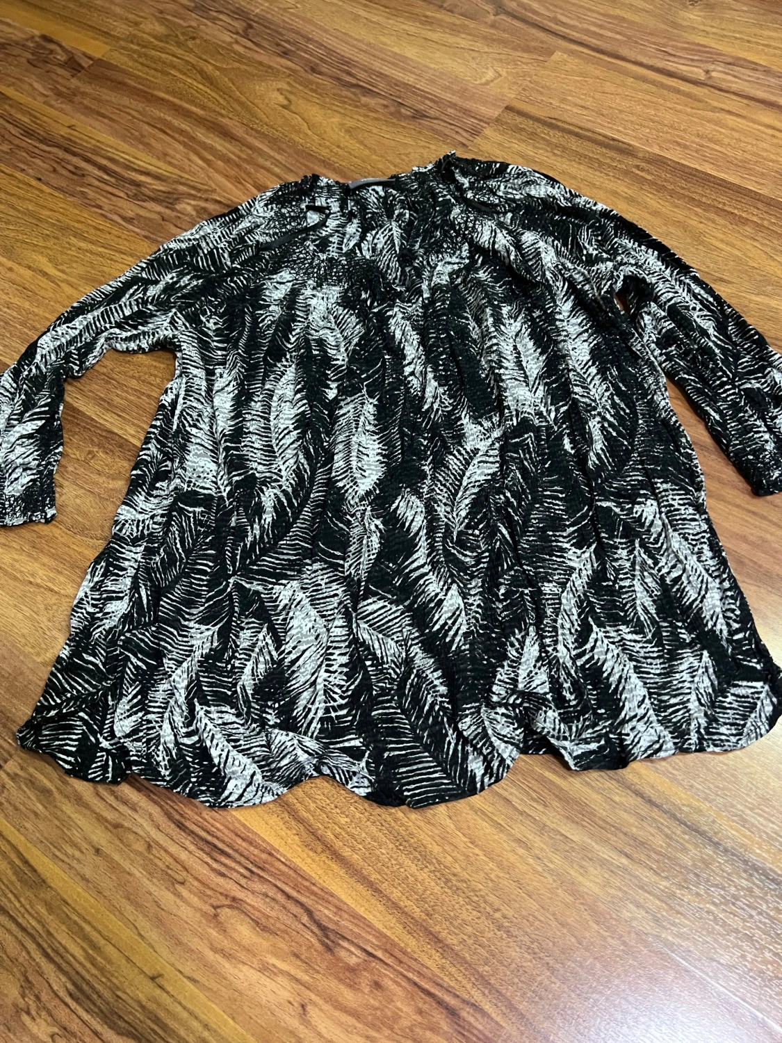 Svartvit mönstrad klänning från Violeta - 1