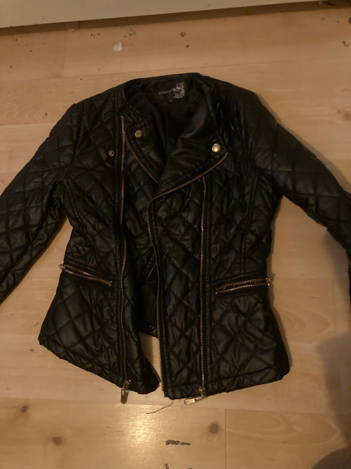 Svart quiltad skinnjacka Attentif