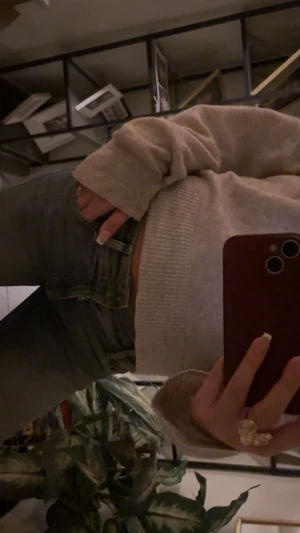 Bershka jeans - Säljer ett par fina jeans från Berskha i blåa tvätt, bootcut, på grund av att de ej kommer till användning💕