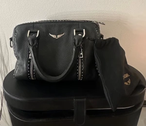 Svart handväska från Zadig & Voltaire - Säljer nu min fina sunny bag ifrån Zadig & Voltaire då den inte kommer till användning.  Jättefint skick! Har ni frågor är det bara att fråga💕
