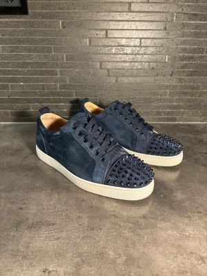 Mörkblå Christian Louboutin sneakers - Otroligt snygga och super fräscha Christian Louboutin skor i Navy färg. Storlek 43 sitter runt där, super fint skick 9,10 enbart använda en handfull av gånger. 