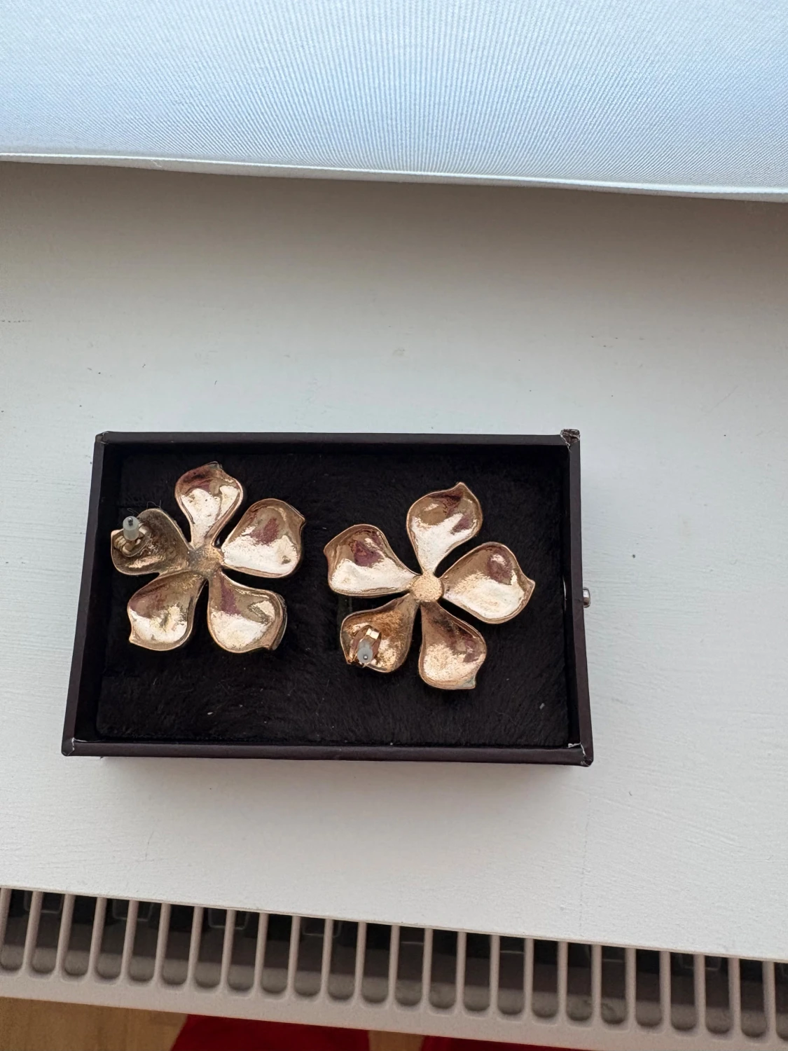 Stora vita blomformade örhängen - 1