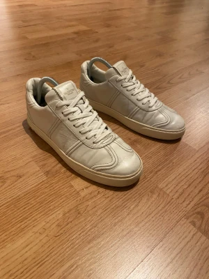 Valentino flycrew  - Vita Valentino flycrew i okej skick, finns lite skavanker här å där på skon, sulan har även en liten spricka (kolla bilder). Saknar 4 nitar. Storlek 41 kan även passa 42. Priset går att diskuteras. Tveka inte att kontakta vid minsta lilla fundering. 