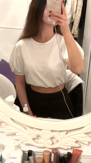 Vit kortärmad topp från Zara - Säljer en vit kortärmad topp från Zara med ballongärmar, jättefin!