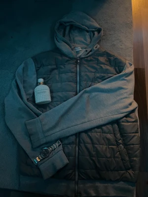 Grå moncler cardigan - Säljer denna gråa moncler cardiganen. Den har använts ett tag men är trotts det i ett väldigt fint skick! Storlek L och sitter som det. Priset är ej hugget i sten! Tar emot intressanta byten!