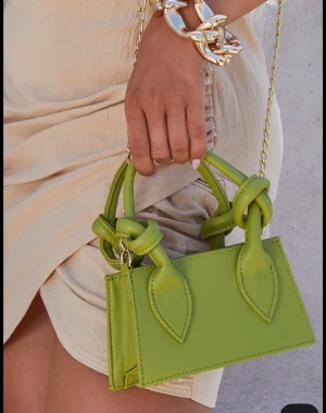 Grön mini väska  - Pretty little thing