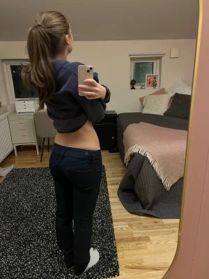 Mörkblå lågmidjade Diesel Industry jeans - Mörkblå Diesel Industry jeans med låg midja. Midja - 41. Innerben - 79 💕 jeansen är i bra skick, säljer för dom sällan används