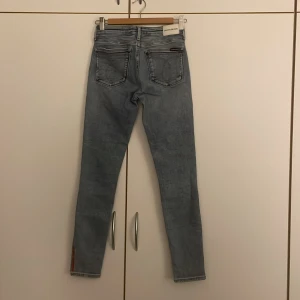 Ljusblå skinny jeans Calvin Klein W24 - Säljer ett par ljusblå skinny jeans från Calvin Klein Jeans i storlek W24. Jeansen har klassisk femficksdesign, smal passform och mellan midja. Materialet är mjukt denim och färgen är snyggt tvättad för en cool look. Perfekt för dig som gillar stilrena och moderna jeans.
