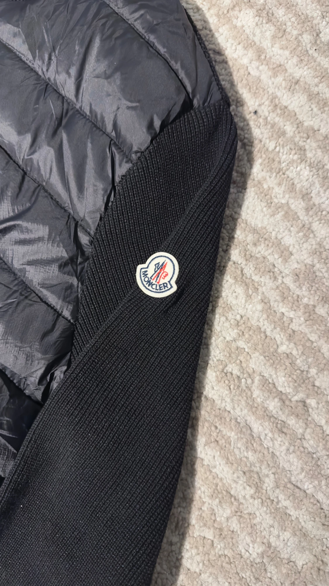Svart Moncler pufferjacka med stickade ärmar - 1