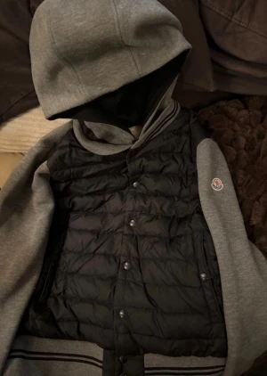 Svart och grå pufferjacka från Moncler - Jackan är i ett väldigt bra skick, jackan är 100% äkta vid frågor eller funderingar hör bara av er 