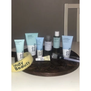 Julklapp Indy Beauty  - Säljer ett komplett ansiktsvårdsset/kroppsvårdsset från Indy Beauty med toner, ansiktsmask (rengöring och nattmask), oljetvätt, body scrub och en sminkborste (spatel). Setet innehåller även ett gult diadem och ett läppbalsam. Produkterna säljs i ett paket - totalt 9 produkter + necessär och kommer från årets julkalender 2025. Produkterna är värda 1026kr (spateln och necessären är ej inräknad i priset). Allt kan bli en perfekt julklapp till någon, eller dig själv!