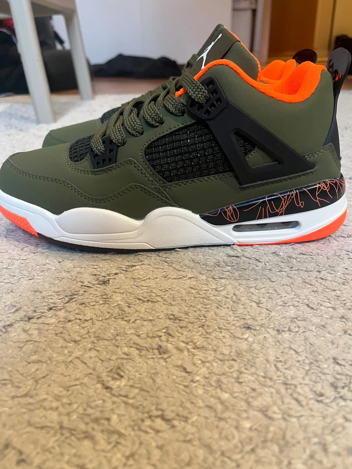 Nike Jordan 4 sneakers olivgrön/orange