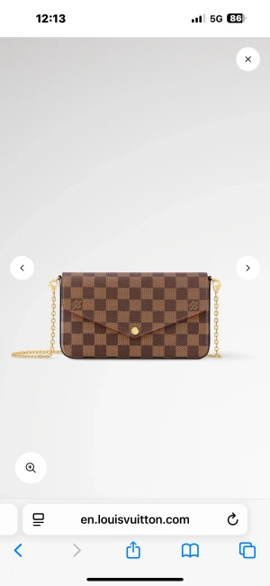 Louis Vuitton rutig kuvertväska - Snygg kuvertväska från Louis Vuitton i klassiskt brunt och beige rutigt mönster med guldfärgad kedja. Väskan har en elegant envelope-form, röd insida och matchande rutigt fack. Perfekt för dig som vill ha en lyxig accessoar med ikonisk design. Säljer denna  eftersom den inte kommer till användning mer via interesse eller funderingar hör av dig så skickar jag bilder💕💕 