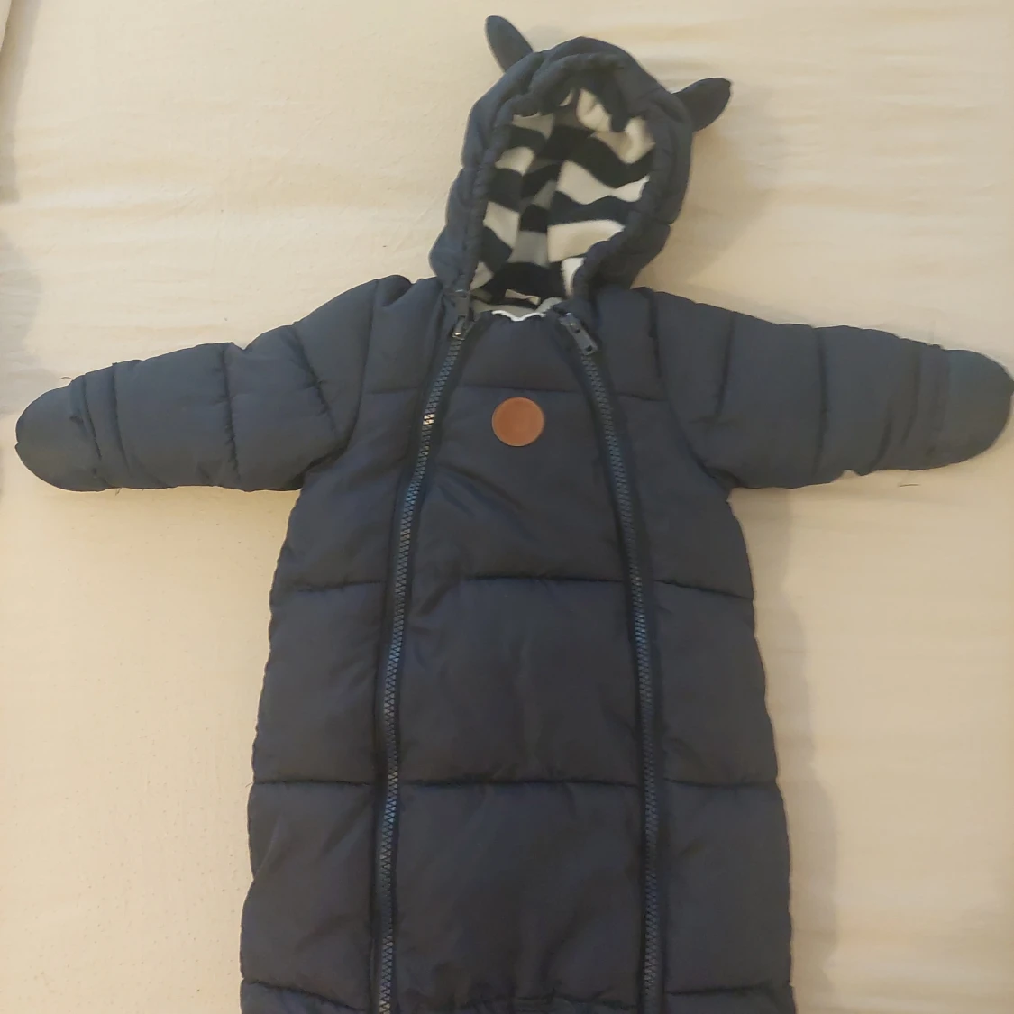 Mörkblå pufferjacka med öron - 1