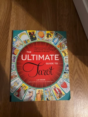 The Ultimate Guide to Tarot - Upptäck tarotkortens värld med denna färgsprakande guide! Perfekt för nybörjare och unga vuxna som vill lära sig tolka kort, förstå symboler och utforska myter och historia. Boken innehåller praktiska tekniker, klassiska läggningar och inspirerande bilder för att göra din tarotresa både rolig och lärorik.