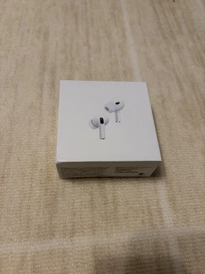 AirPods Pro 2 generation - Säljer ett par helt nya AirPods Pro (2nd generation) USB-C. Förpackningen är obruten och hörlurarna är oanvända. Priset kan diskuteras. 