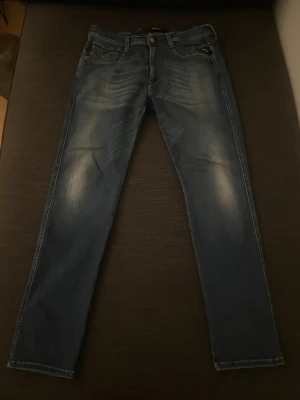 Replay blå jeans, modell Anbass 31/30 - Säljer ett par blå Replay Anbass jeans i klassisk tvätt med snygga slitningar och slim passform. Storlek 31/30. Skriv om du undrar över något.