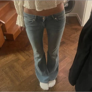 Ljusblå jeans  - Jättesnygga jeans som är helt slutsålda från only,  jättebra skick💕💕midjemåttet rakt över är 36 och innerbenslängden 75!🩷
