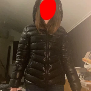 Colmarjacka  - Jättefin colmar jacka. Det finns ett hål i en av fickorna (syns inte när du har på dig jackan och går att sy i ihop. Det finns två små defekter till. Bara att fråga om bild på defekterna så fixar jag. Tryck gärna på köp nu 