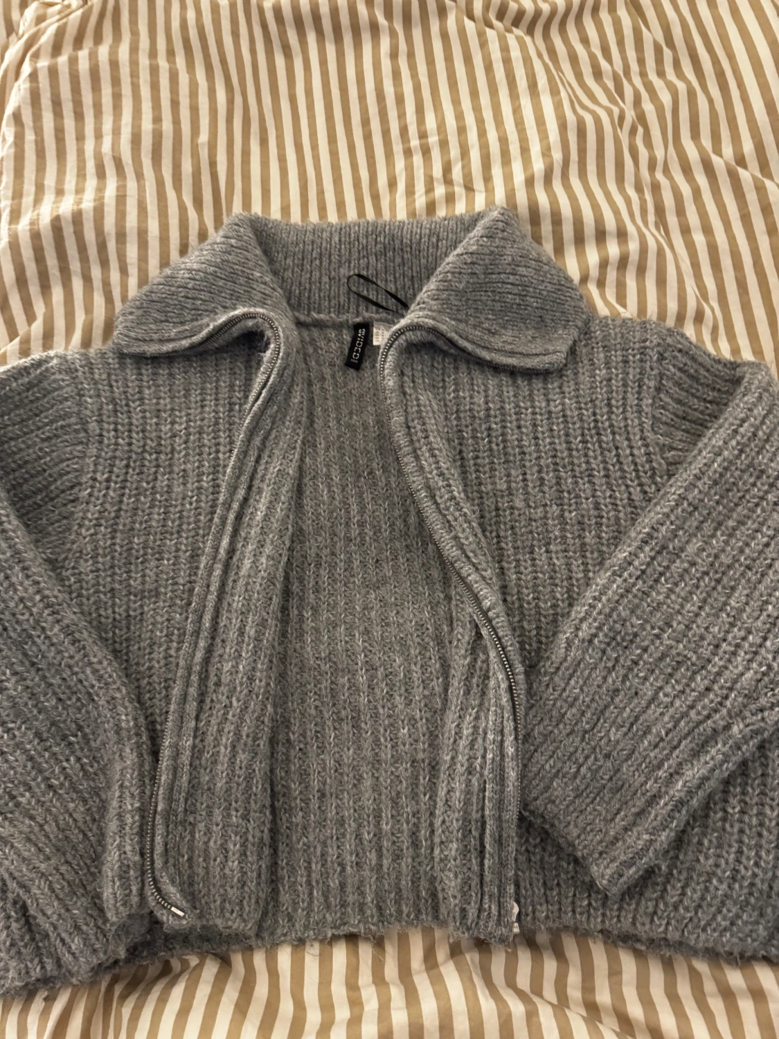 grå stickad zip gröja  - 2