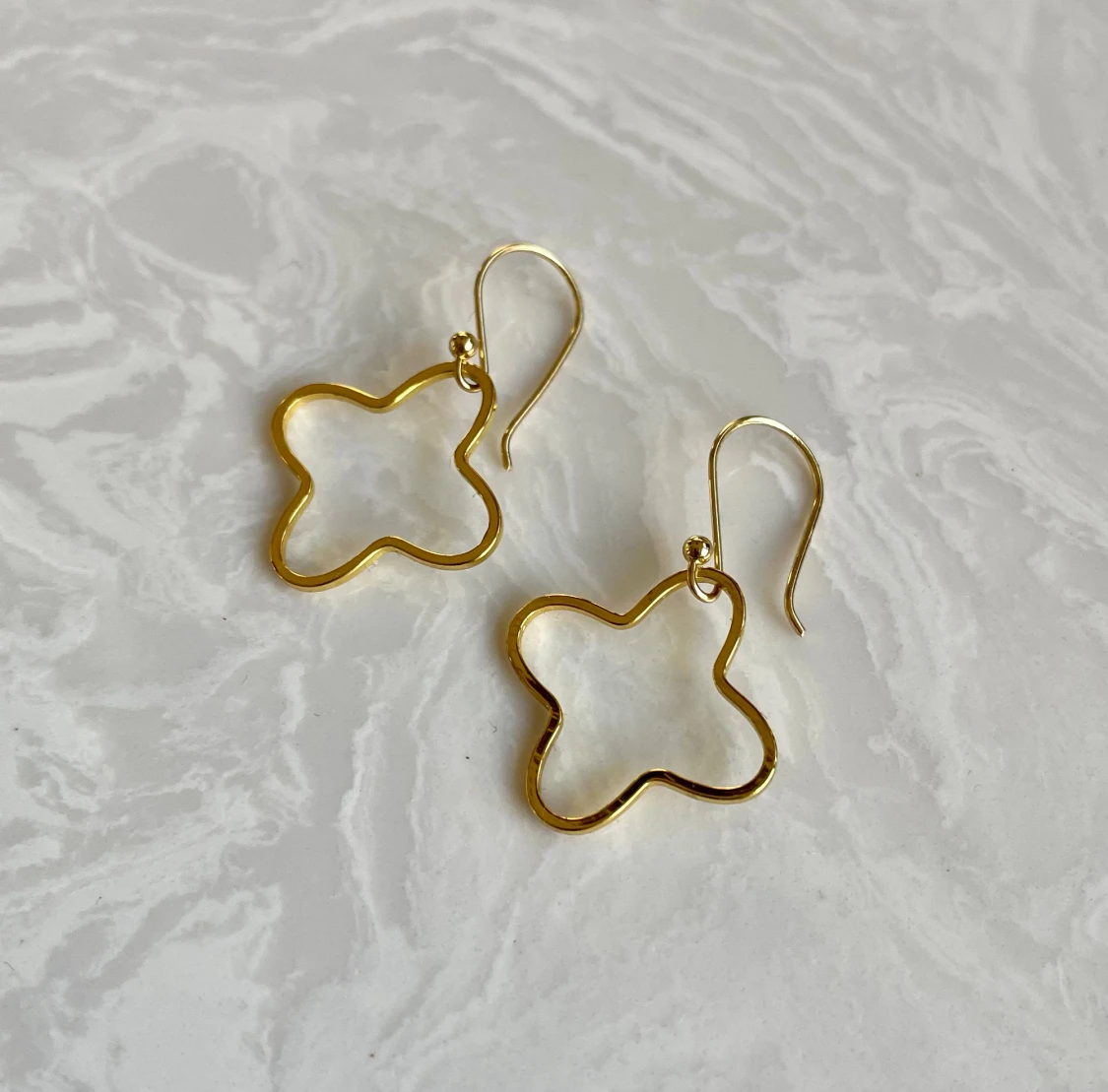 Guldiga örhängen i blomform, stainless Steel  - 1