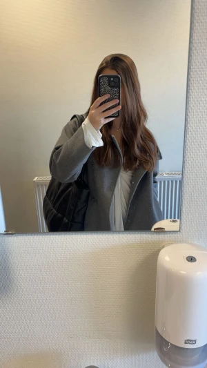 Grå jacka - Säljer en fin grå kappa med dubbelknäppning framtill. Klassisk rak passform och långa ärmar. Jättefint skick 🥰