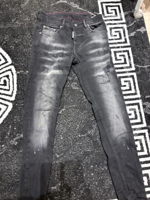 Dsquared jeans svarta - Svarta dsquared jeans i storlek 42 barn.                                 Använda fåtal gånger, mycket bra skick. Passar runt 160cm