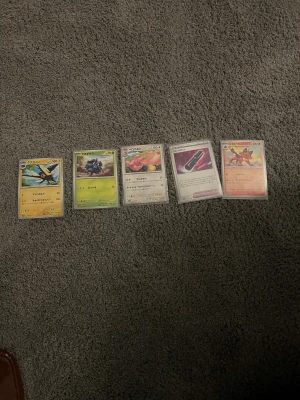 Pokémonkort (5 st, japanska) - Fem japanska Pokémonkort i fint skick, perfekta för samlare eller dig som vill utöka din lek. Korten är skyddade i plastfickor och innehåller både Pokémon och tränarkort. En unik chans för dig som gillar Pokémon och vill ha något annorlunda i din samling!20kr st.