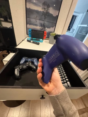 PlayStation 5 DualSense Wireless Controller - Midnight Purple - Snygg och modern DualSense trådlös handkontroll till PlayStation 5 i färgen Midnight Purple. Kontrollen är i mycket gott skick, inga synliga repor eller slitage. Perfekt för dig som vill ha en responsiv och bekväm spelupplevelse med avancerad haptik och adaptiva triggers.
