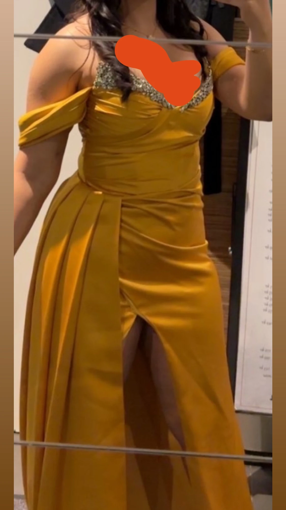 Gul långklänning med strassdetaljer - 1