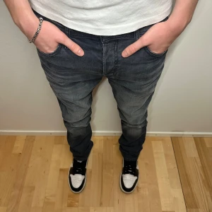 jack & Jones Jean - Grå Jack & Jones Jeans - Slimstraight/Tim Modell - W29 L32 - Skick 9/10 Hör av er vid minsta fundering! 