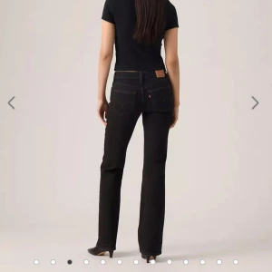 Levis jeans - Säljer mina superlow boot jeans från Levi’s. Köpte i en för liten storlek så säljer dom. Köpte från Levis butik i mall för 949kr har använt 2 gånger och ser som nya ut