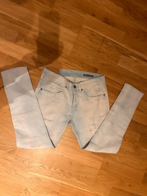 Ljusblå  jeans från dondup  - Säljer ett par ljusblå dondup med slitna detaljer och patchade partier framtill. W32 L30