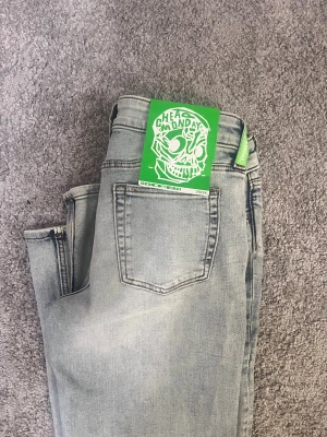 Bootcut jeans från Cheap Monday ljusblå - Säljer ett par ljusblå bootcut jeans från Cheap Monday. Helt nya med prislapp kvar, storlek 29x34. passar personen som är 170+ 