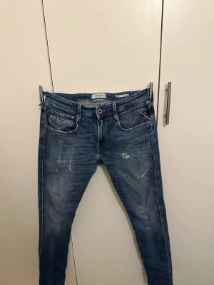 Replay Anbass  jeans slim fit - Säljer ett par Replay Anbass jeans. Och dom är i bra skick tveka inte på att skriva 😃