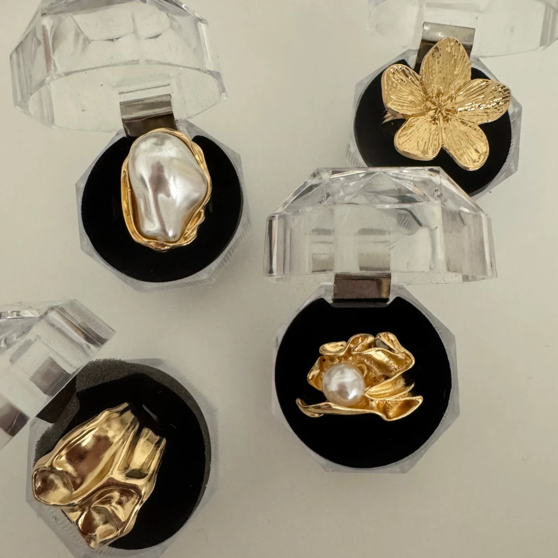 Nya Fyra chunky ringar med pärlor och blomma - 1