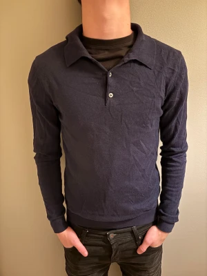 Mörkblå pikétröja från Matinique - Snygg mörkblå långärmad pikétröja från Matinique i storlek S. Tröjan har klassisk krage, två knappar framtill och är gjord i mjuk bomull. Perfekt för dig som gillar stilrena och enkla plagg med en chill vibe. Bra skick men lite för liten för mig därför säljer jag den. Nypris ca 800 säljer för 150 för vill bli av med den pris kan diskuteras!