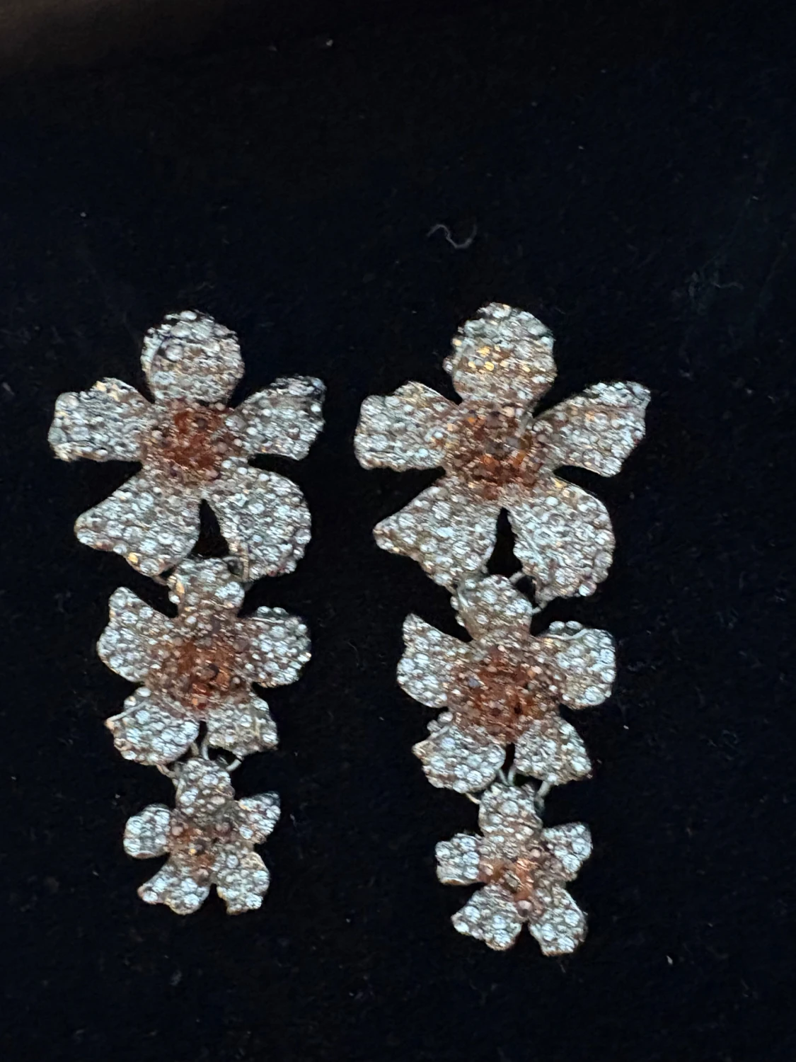 Glittriga blomformade örhängen i silver