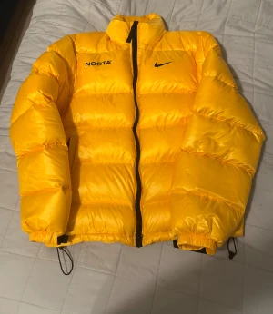 Gul Nike NOCTA pufferjacka - Oerhört bekväm jacka. Passar även dig som har S i storlek!