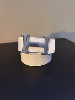 H Bälte - Helt nytt aldrig använt skriv om ni har fler frågor 