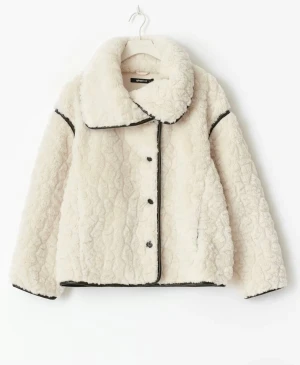 Vit teddyjacka  - Säljer en fluffig vit teddyjacka från Gina Tricot med svarta detaljer längs kanterna och stora krage💖