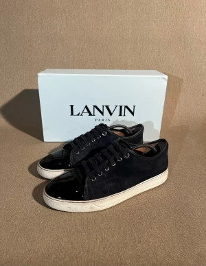 Lanvin toe cap - Fräscha skor som går hem hela året runt. Den marinblåa färgen fungerar till varenda outfit.  Storlek: 41 EU | Färg: Marinblå | Skick: Bra skick (små repor på toe capen, skada på läder linjen av ena skon, några vatten skador på mockan) | Material: Mocka | Tillbehör: Box, Dustbag & Skosnörren | Pris: 2799kr | Dm för frågor.