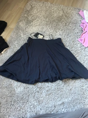 Mörkblå skaterkjol från ONLY - Säljer en mörkblå skaterkjol från ONLY i storlek S. Kjolen har en klassisk A-linjeform och är tillverkad i ett mjukt och lätt material som ger ett snyggt fall. Perfekt för dig som gillar en enkel och stilren look.